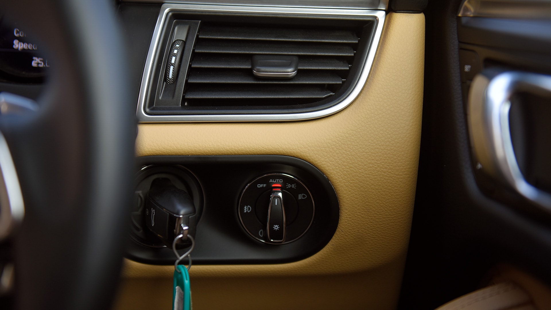 Porsche Macan 2016 R4 Interior